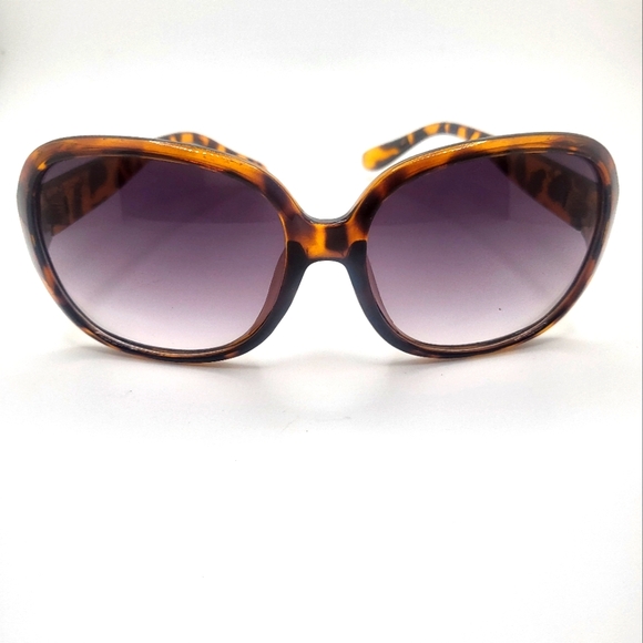 Accessories - Vintage Style Tortoise Shell Sunglasses Good Condition Designer Styled Frame